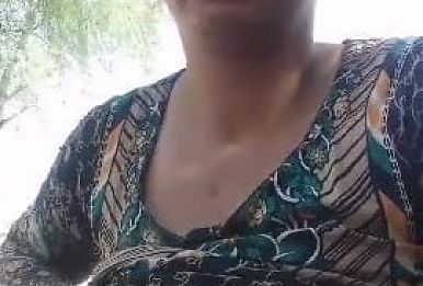 Horny Desi Bhabhi Showing Her Boobs In Outdoor Public Park